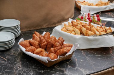 Açık büfedeki hamur işleri bir kafedeki tepside simitler.