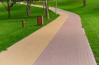 Halka açık yerlerde renkli taştan yapılmış yaya kaldırımları ve bisiklet yolları