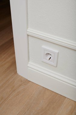 Elektrik prizleri, elektrik bağlantıları için yere daha yakın yerleştirilmiş, iç kısımda uygun konum