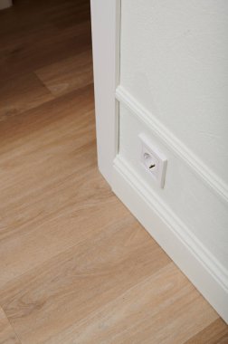 Elektrik prizleri, elektrik bağlantıları için yere daha yakın yerleştirilmiş, iç kısımda uygun konum