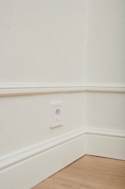 Duvarda elektrik prizleri var. Elektrik bağlantısı için, iç mekanın bir parçası.