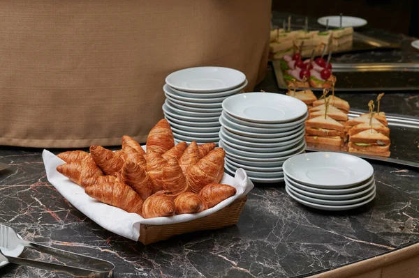 Açık büfedeki hamur işleri bir kafedeki tepside simitler.