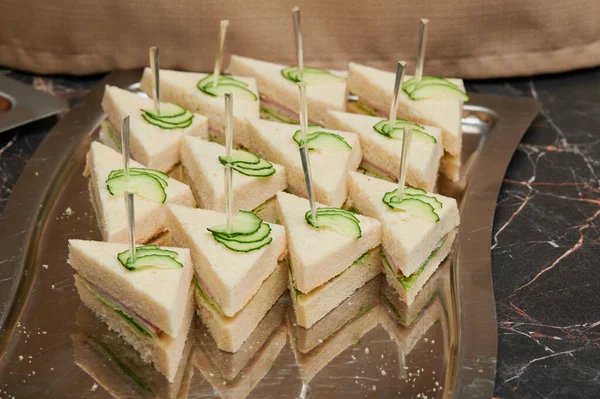 İş arası sırasında sandviçler, toplantılar ve etkinlikler için yemek servisi.