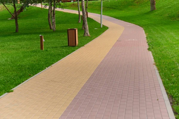 Halka açık yerlerde renkli taştan yapılmış yaya kaldırımları ve bisiklet yolları