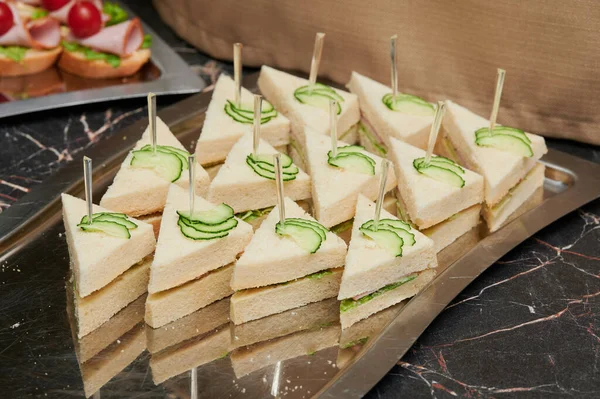 İş konferansı sırasında beyaz ekmek sandviçleri