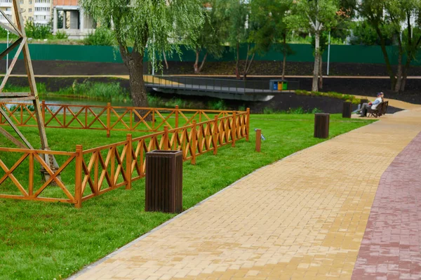 Halka açık yerlerde renkli taştan yapılmış yaya kaldırımları ve bisiklet yolları