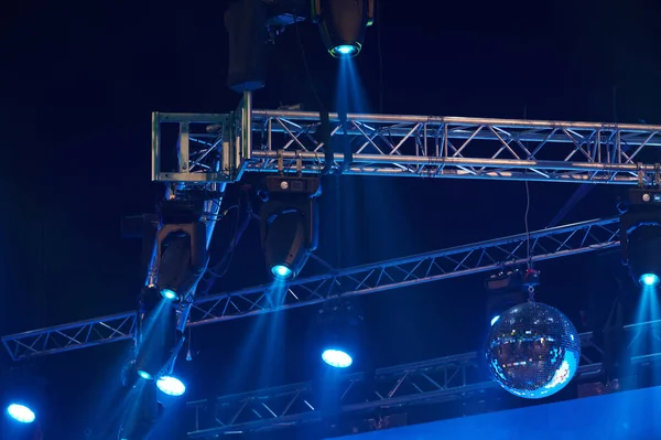 Işık kirişi, dinamik kontrol edilebilir ışık ile sahnenin üzerinde