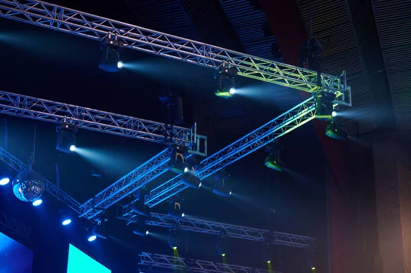 Işık kirişi, dinamik kontrol edilebilir ışık ile sahnenin üzerinde