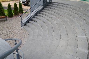 Girişin önünde yarım daire şeklinde mermer adımlar.