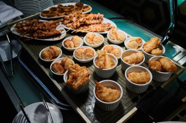 Misafirler için verilen resepsiyonda hamurda et ve sığır eti.