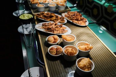 Misafirler için verilen resepsiyonda hamurda et ve sığır eti.