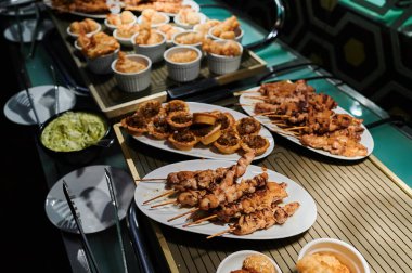 Tavuk eti hamurda ve et şişte restorandaki yemek masasında.