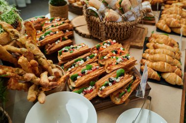 Sosisli börek, dolmalık biber, peynir, zeytin ve yemek masasının fesleğeni.