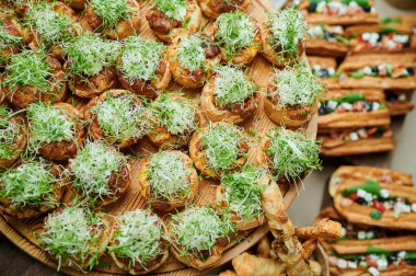 Peynirli ve buğdaylı tarçın, fırın hamur işleri, sergilenen çörekler.