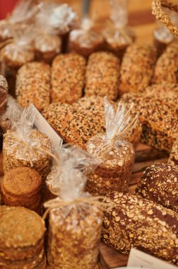 Marketin tezgahında yeni pişmiş susam tohumlu fırın ürünleri.