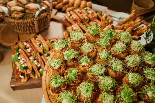 Cinnabon Exhibición Con Brotes Queso Trigo Pasteles Panadería Bollos Exhibición —  Fotos de Stock