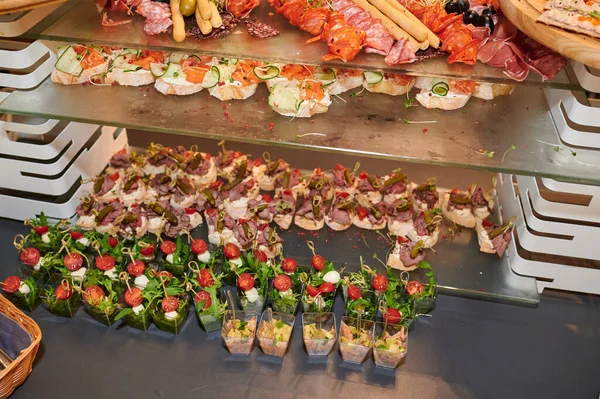 Salate Tassen Canapes Fischsandwiches Kalte Vorspeisen Auf Dem Banketttisch — Stockfoto