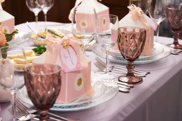 Подарочные Коробки Тарелке Гостей Обслуживаемом Столе Праздника Украшенного Цветами Роз — стоковое фото