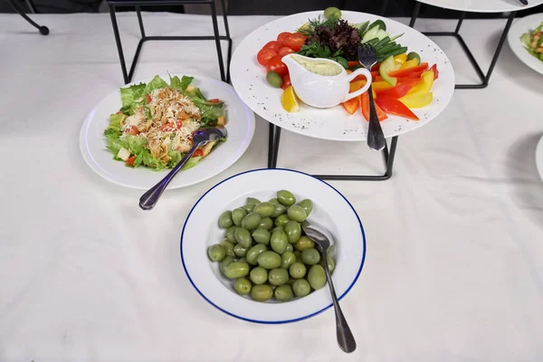 행사에서 식탁에 올리브와 야채를 샐러드를 — 스톡 사진