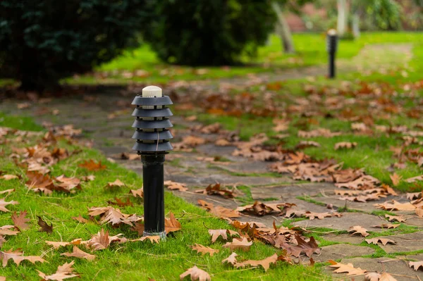 Moderna Fuente Luz Aire Libre Jardín Cerca Del Camino Elemento —  Fotos de Stock