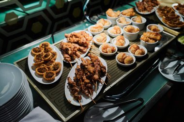 Tavuk eti hamurda ve et şişte restorandaki yemek masasında.