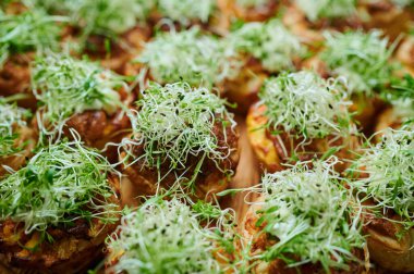 Buğday filizli tarçın, fırın hamur işleri, sergilenen çörekler.