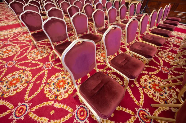 Αίθουσα Καθίσματα Για Παρουσίαση Και Ομιλίες Καρέκλες Κόκκινη Ταπετσαρία Κόκκινο — Φωτογραφία Αρχείου
