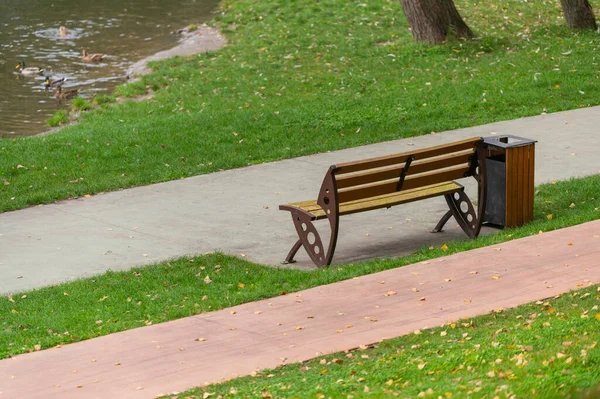 Houten Zitje Met Vuilnisbak Langs Een Recreatiepad Een Aangelegd Park — Stockfoto