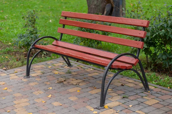 Holzsitze Zum Entspannen Einem Städtischen Landschaftspark — Stockfoto