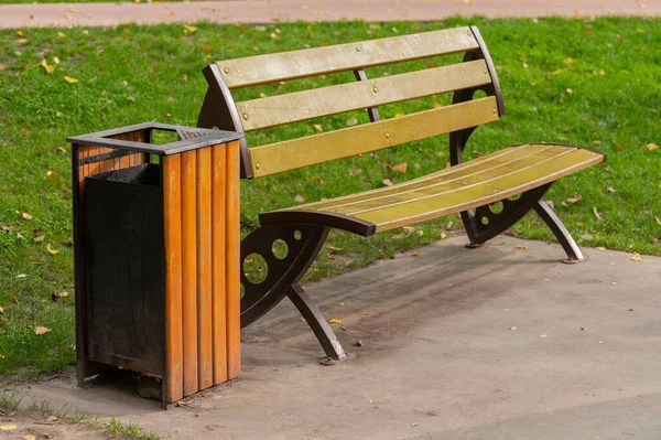 Ülés Pihenésre Egy Városi Tájvédelmi Parkban — Stock Fotó