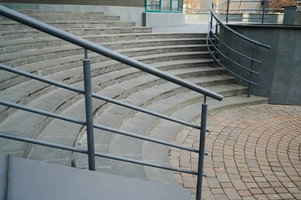 Mermer Merdivenlerdeki Metal Korkuluklar Girişteki Yarı Dairesel Basamaklar Binanın Detayları — Stok fotoğraf