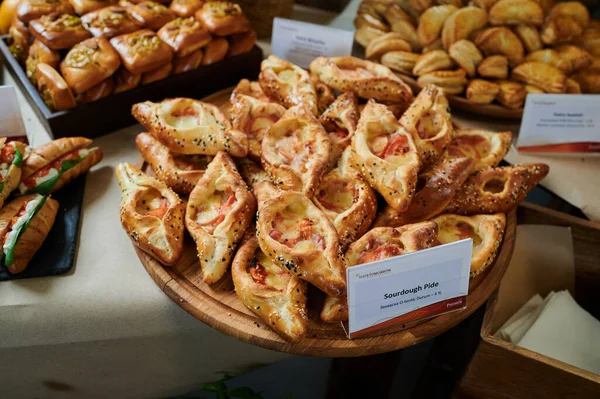 Torte Triangoli Ripiene Formaggio Con Pomodori Carne Sul Tavolo — Foto Stock