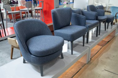 İnşaat ve onarım için bir dükkanda vitrinde yumuşak koltuklar.,