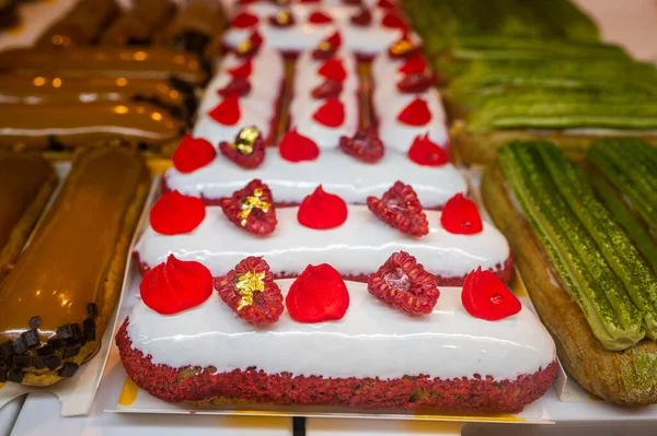 Bolos Choux Com Framboesas Bagas Balcão Loja Geladeira — Fotografia de Stock