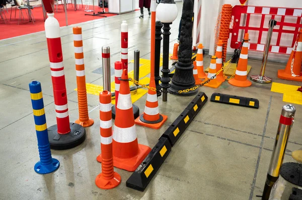Kunststoff Straßenverkehrskontrollkegel Mit Reflektierenden Elementen Für Autos Verkehrsrichtungskontrolle Auf Der — Stockfoto