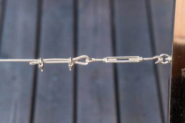 Kablo bağlanma, kablo bağlanma kıskacı ile tel gerici inşaat ve onarım