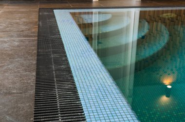 Izgarayla havuzda suyu rendele, yakın plan çek.