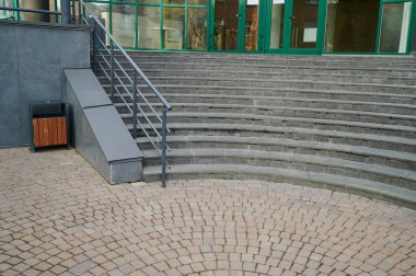 Girişin önünde yarım daire şeklinde mermer adımlar.