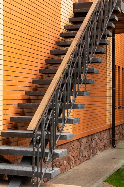 Utcai Lépcsőház Lépcsőkkel Fémkorlátokkal Téglaépületen — Stock Fotó