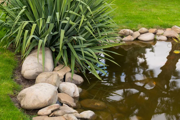 정원에 수지의해 설계로 강화시키기 천연석 — 스톡 사진