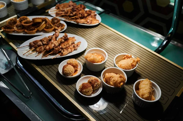 Kycklingkött Smet Och Nötkött Spett Cateringbordet Restaurangen — Stockfoto