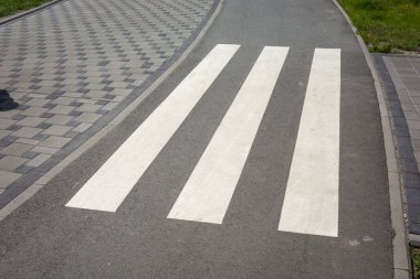 Yaya yolunun yanında trafik işaretleri olan asfalt bisiklet yolu