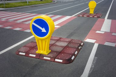 Otomobil trafik işaretli güvenli ada, yaya geçidi.