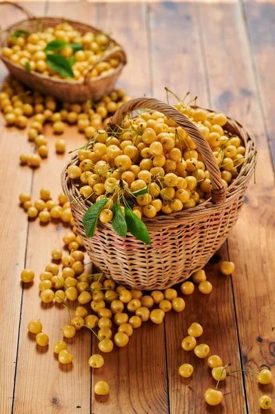 Yellow Cherry Garden Basket Seasonal Harvest Berries Table —  Fotos de Stock