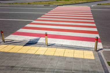 Şehirdeki otobanda trafik için yaya geçidi işaretleri.