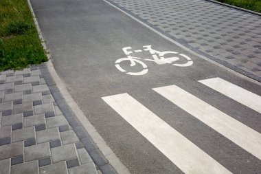 Yaya yolunun yanında trafik işaretleri olan asfalt bisiklet yolu