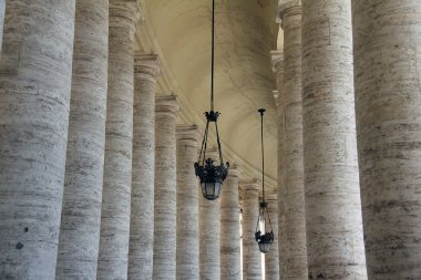 Vatikan Meydanı'nda lambaları ve sütunlar