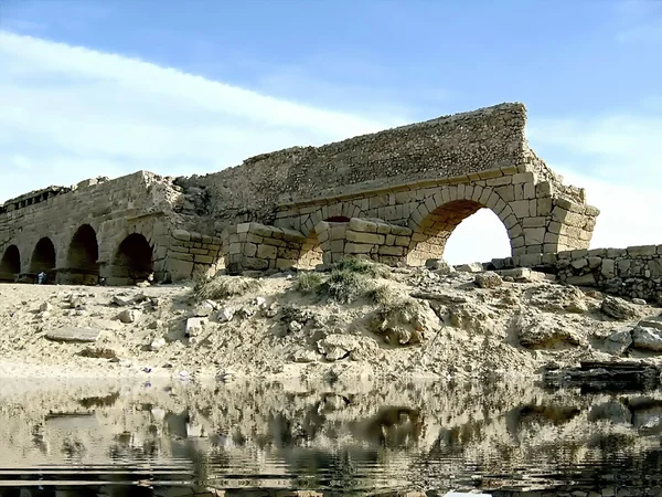 Antika akvedukten vid caesarea. Israel — Stockfoto