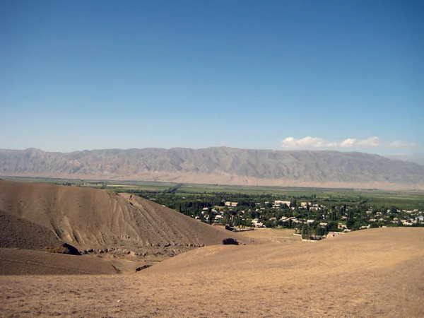 吉尔吉斯斯坦与村视图的山地景观 — 图库照片