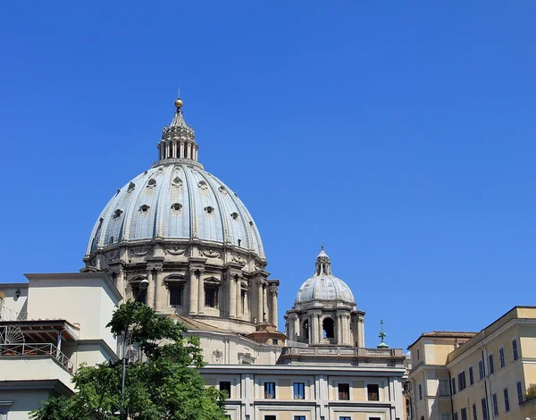 Vaticaan. koepel van de Sint-Pietersbasiliek — Stockfoto